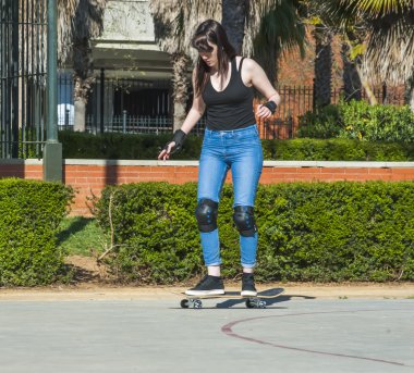 Güzel genç kadın sokakta kaykay ile pratik