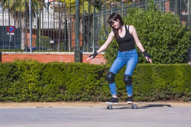 Güzel genç kadın sokakta kaykay ile pratik