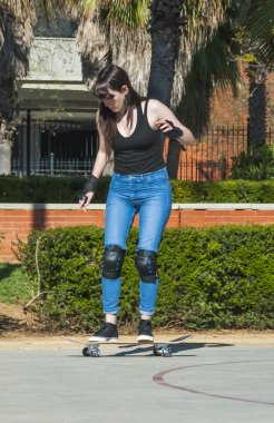 Güzel genç kadın sokakta kaykay ile pratik