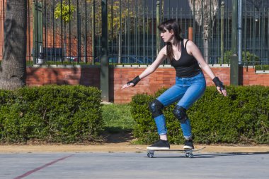 Güzel genç kadın sokakta kaykay ile pratik