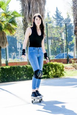 Güzel genç kadın sokakta kaykay ile pratik