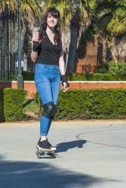 Güzel genç kadın sokakta kaykay ile pratik