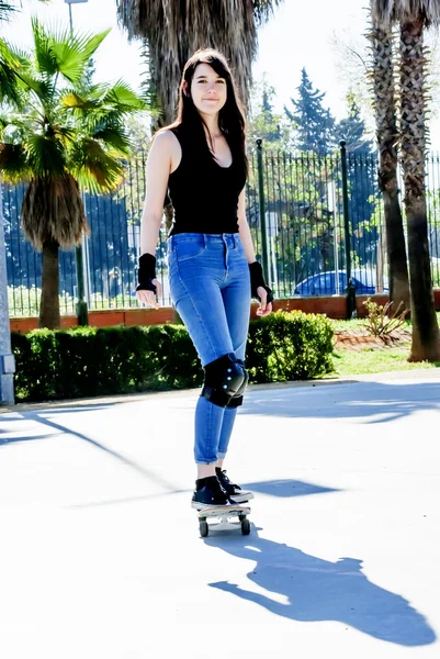 Mooie jonge vrouw, oefenen met de skateboard op de stre — Stockfoto