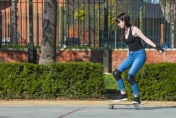 通りでスケート ボードの練習の美しい若い女性 — ストック写真