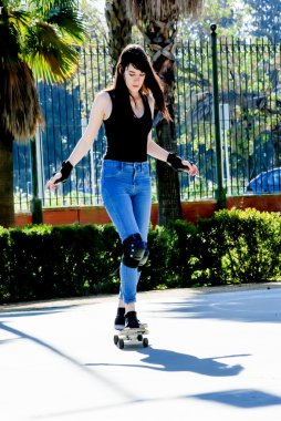 Güzel genç kadın sokakta kaykay ile pratik