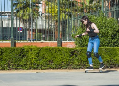 Güzel genç kadın sokakta kaykay ile pratik