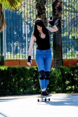 Güzel genç kadın sokakta kaykay ile pratik