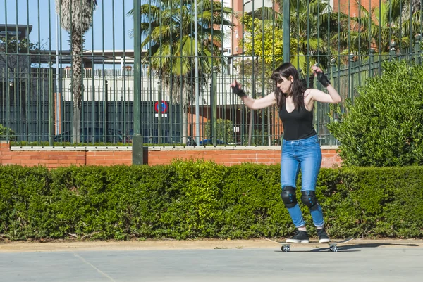 Güzel genç kadın sokakta kaykay ile pratik