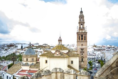 İspanya tipik köy Kilisesi ve beyaz çan kulesi ile