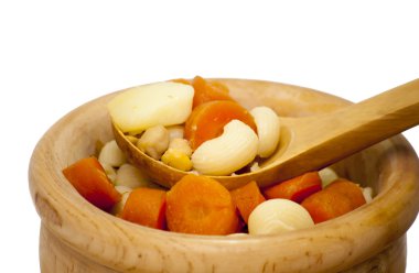 Makarna, havuç ve Nohut ile sebze çorbası