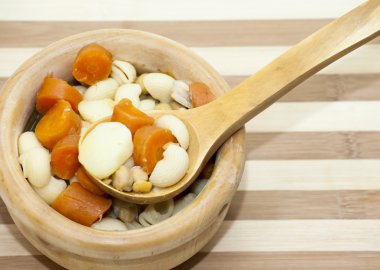 Makarna, havuç ve Nohut ile sebze çorbası