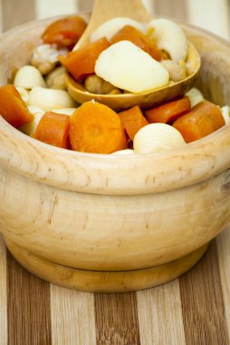 Makarna, havuç ve Nohut ile sebze çorbası