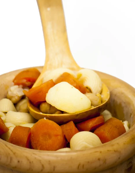 Zeleninová polévka s těstovinami, mrkví a cizrnou — Stock fotografie