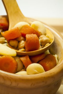 Makarna, havuç ve Nohut ile sebze çorbası