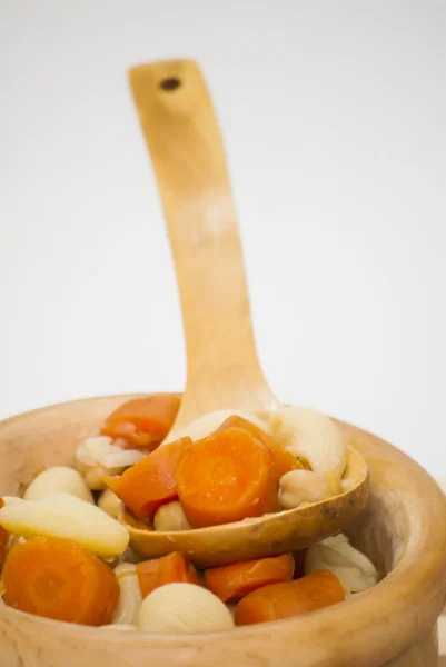 Овощной суп с макаронами, морковью и горохом — стоковое фото