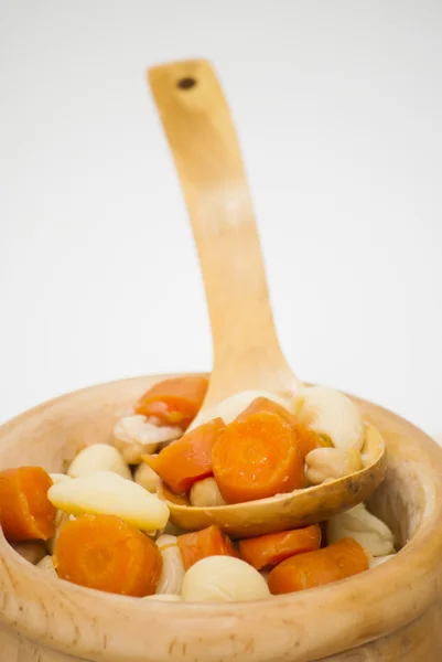 Овощной суп с макаронами, морковью и горохом — стоковое фото
