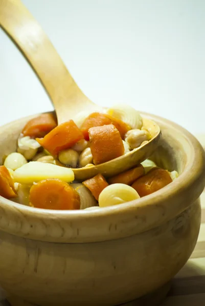 Grönsakssoppa med pasta, morötter och kikärter — Stockfoto