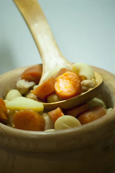A tészta, a sárgarépát és a csicseriborsó leves zöldség — Stock Fotó