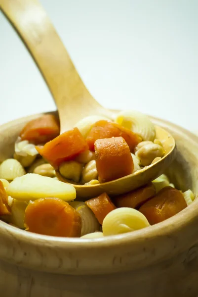 A tészta, a sárgarépát és a csicseriborsó leves zöldség — Stock Fotó
