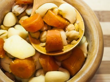 Makarna, havuç ve Nohut ile sebze çorbası