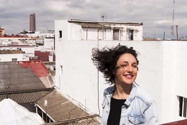 Portret van mooie jonge vrouw op het dak van een typische medit — Stockfoto