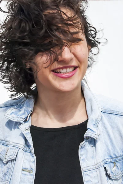 Retrato de una hermosa joven — Foto de Stock