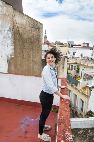Portret van mooie jonge vrouw op het dak van een typische medit — Stockfoto