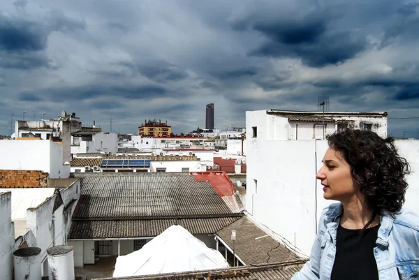 Portret van mooie jonge vrouw op het dak van een typische medit — Stockfoto