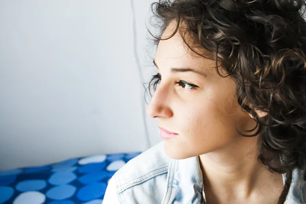 Retrato de una hermosa joven en su dormitorio — Foto de Stock