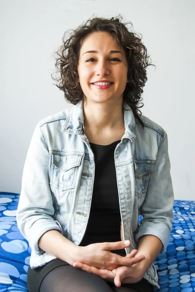 Retrato de bela jovem mulher em seu quarto — Fotografia de Stock