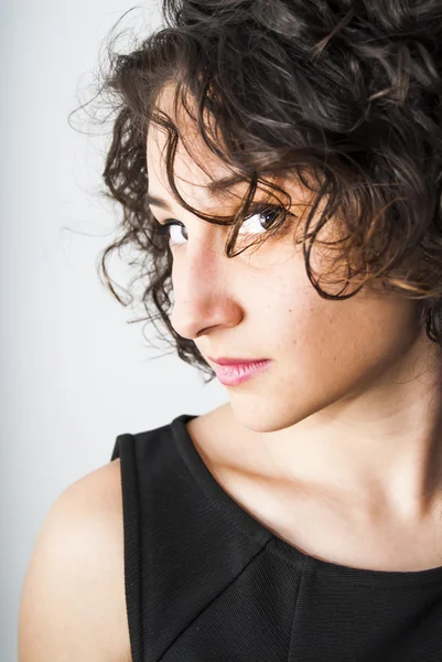 Retrato de una hermosa joven — Foto de Stock