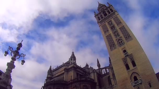 Kathedrale von Sevilla mit dem als Giralda bekannten Turm — Stockvideo