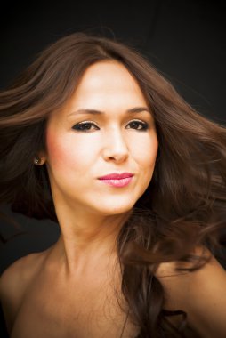 Güzel bir kadının portresi. 