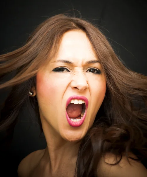 Retrato de uma bela mulher gritando — Fotografia de Stock