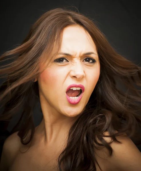 Retrato de uma bela mulher gritando — Fotografia de Stock