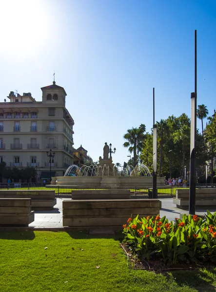 Uitzicht op het plein Puerta de Jerez aangeroepen met het monument van t — Stockfoto