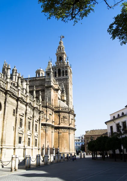 Cathédrale de Séville avec la Tour Giralda à Séville appelé, Spai — Photo