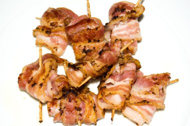 Pişmiş pastırma konu bir kürdan ile dilim rulo 