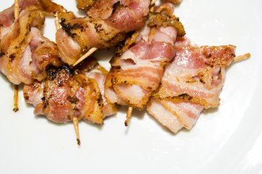 Pişmiş pastırma konu bir kürdan ile dilim rulo 