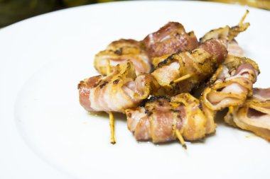 Pişmiş pastırma konu bir kürdan ile dilim rulo 