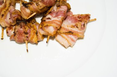 Pişmiş pastırma konu bir kürdan ile dilim rulo 