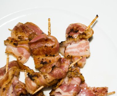 Pişmiş pastırma konu bir kürdan ile dilim rulo 