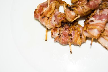 Pişmiş pastırma konu bir kürdan ile dilim rulo 