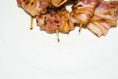 Pişmiş pastırma konu bir kürdan ile dilim rulo 