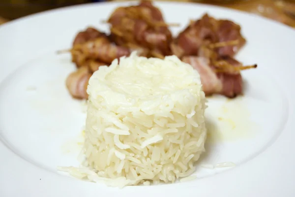 Pirinç pişmiş pastırma konu ile bir toothpi dilim rulo ile — Stok fotoğraf