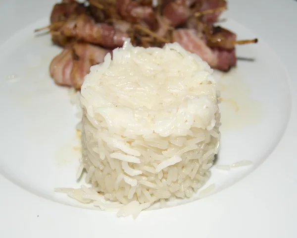 Рис с ломтиками вареного бекона с зубной палочкой — стоковое фото