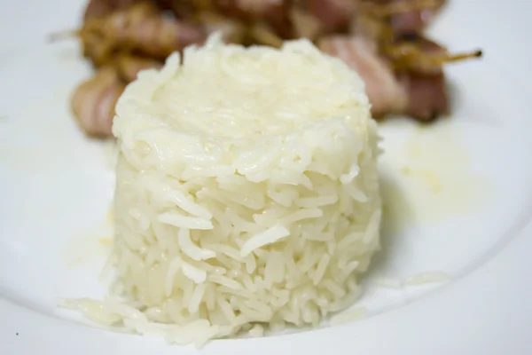 Рис с ломтиками вареного бекона с зубной палочкой — стоковое фото