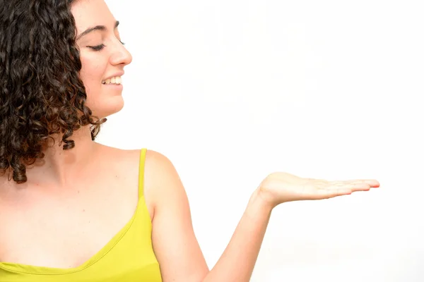 Belleza mujer con su mano abierta sobre fondo blanco —  Fotos de Stock