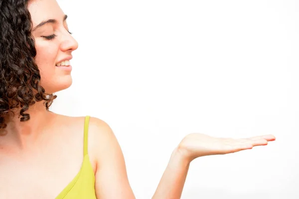 Belleza mujer con su mano abierta sobre fondo blanco — Foto de Stock