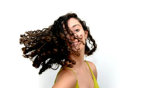 Belleza Mujer con el pelo en movimiento Retrato sobre fondo blanco — Foto de Stock